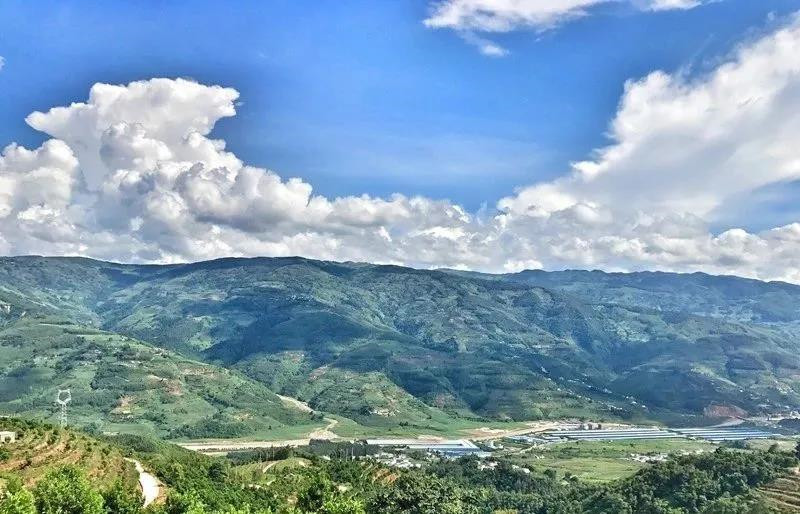 厚植綠色根基、建設(shè)美麗云南，云南省堅定踐行綠水青山就是金山銀山理念